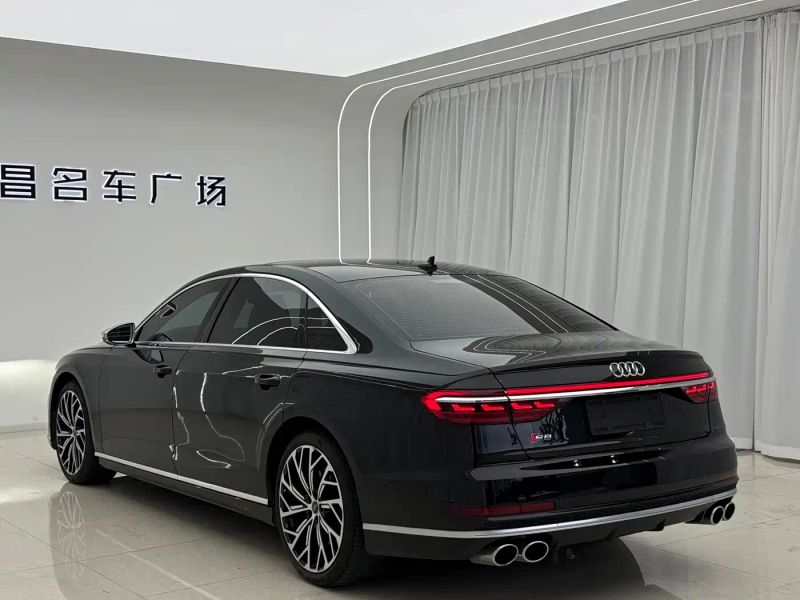 Audi S8