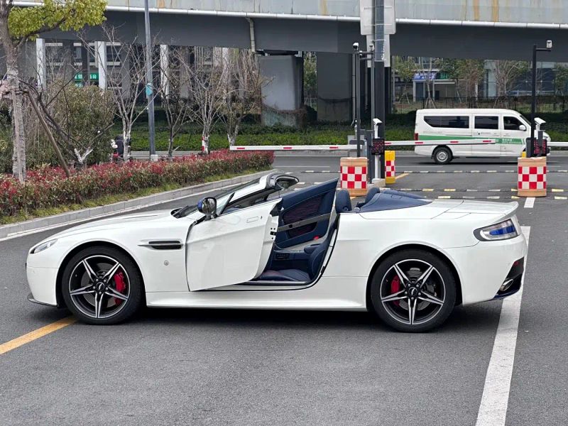 Aston-martin vantage