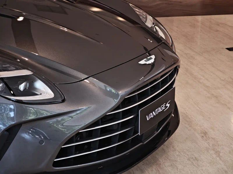 Aston-martin v8_vantage