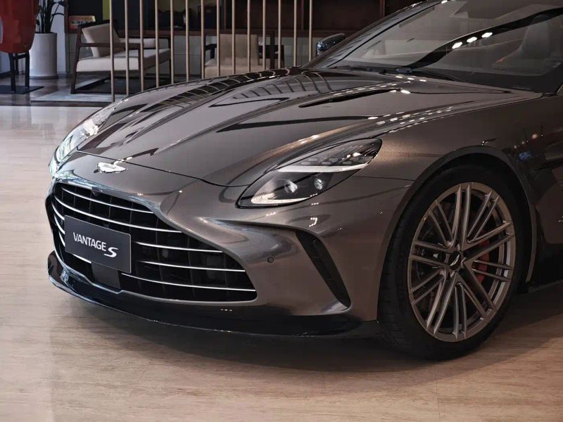 Aston-martin v8_vantage