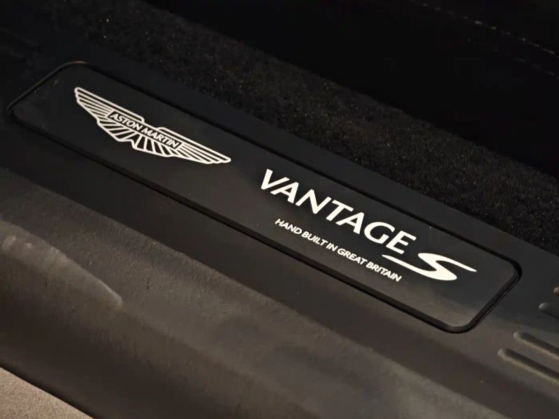 Aston-martin v8_vantage