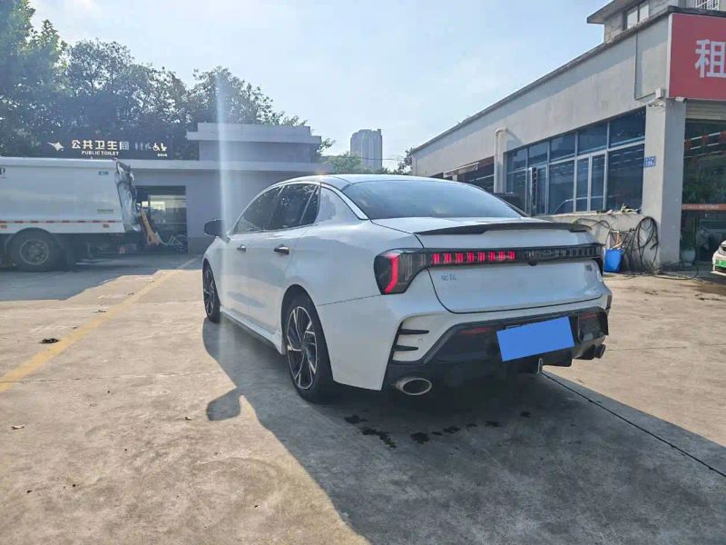 Lynk&co 03
