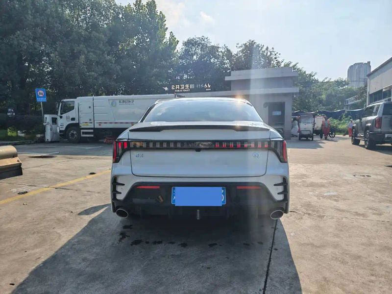 Lynk&co 03