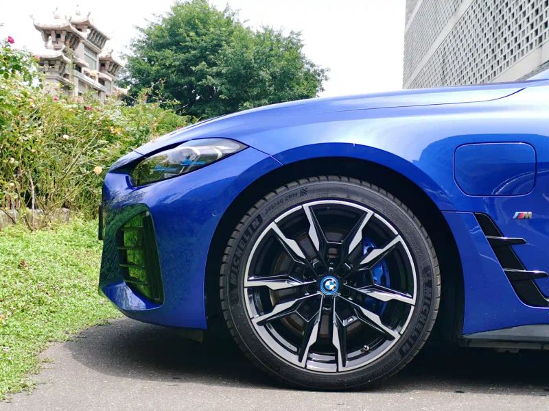 BMW i