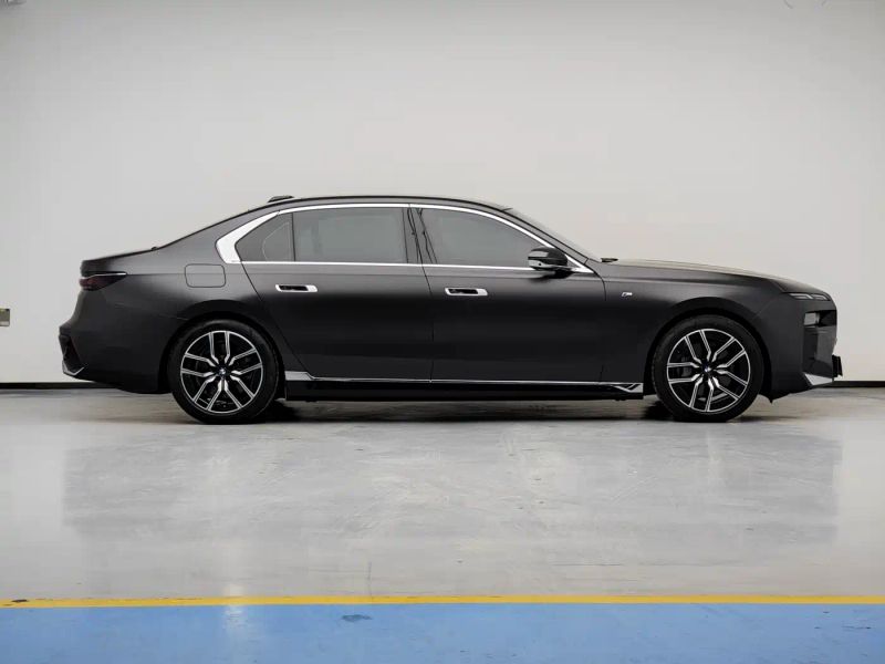 BMW i7