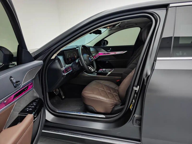 BMW i7