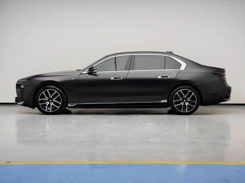 BMW i7