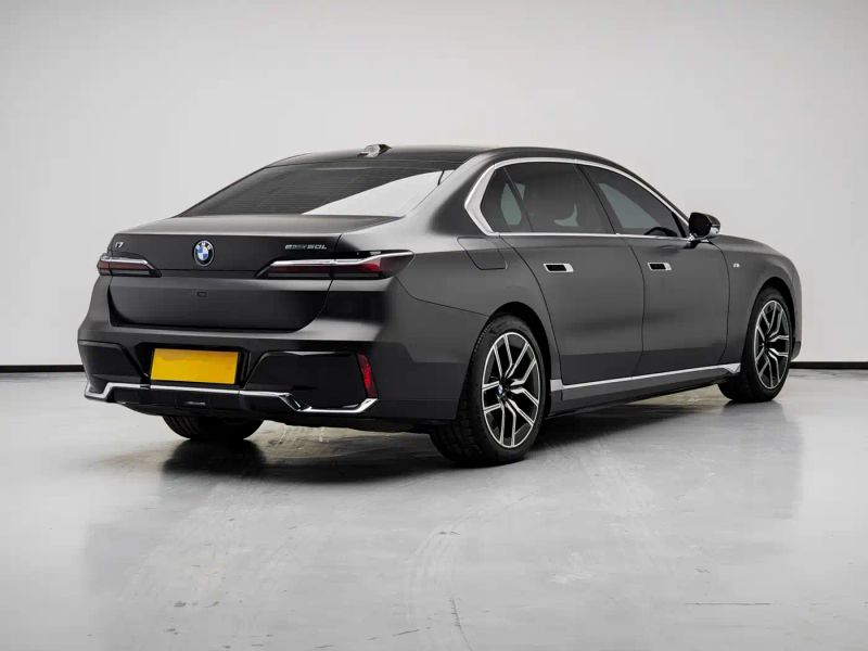 BMW i7