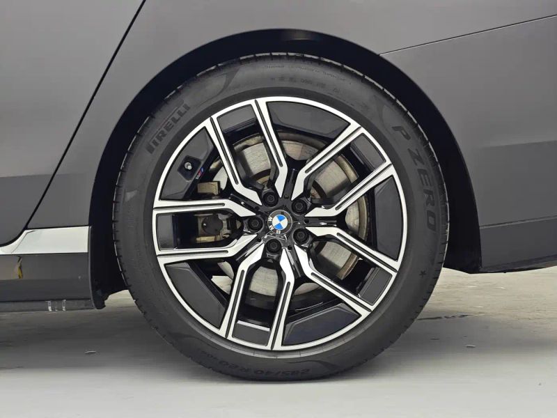 BMW i7