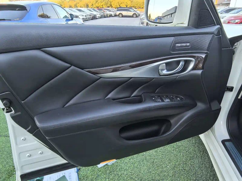 Infiniti Q70