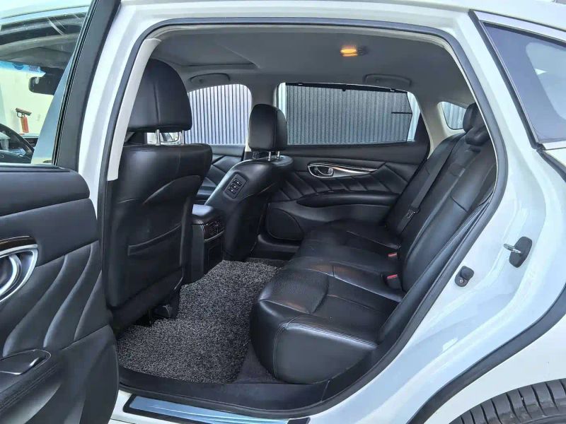 Infiniti Q70