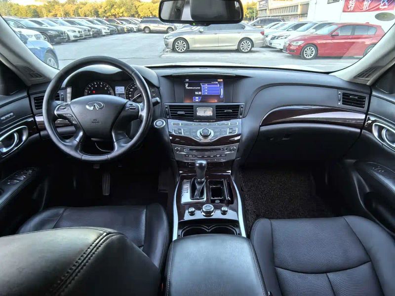 Infiniti Q70