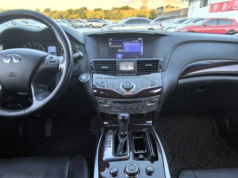 Infiniti Q70