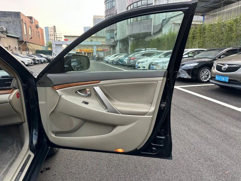 alphard camry