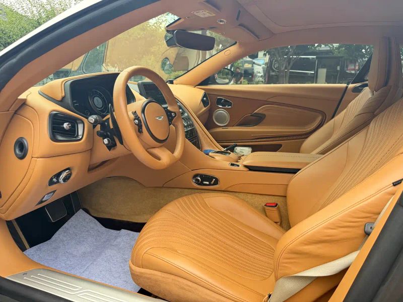 Aston-martin aston-martin-db11