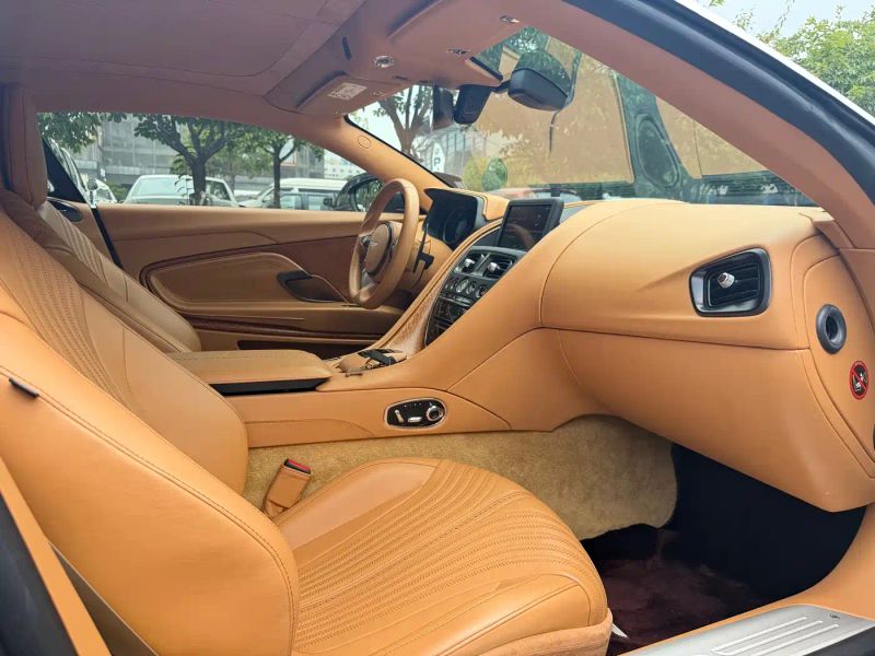 Aston-martin aston-martin-db11