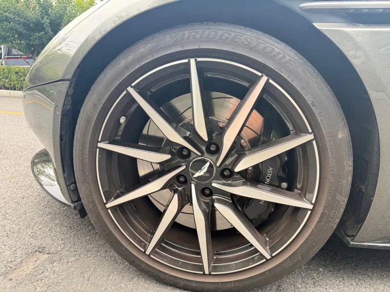 Aston-martin aston-martin-db11