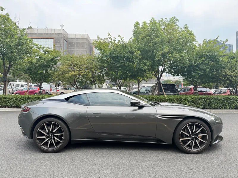Aston-martin aston-martin-db11