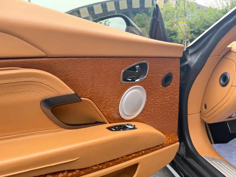 Aston-martin aston-martin-db11