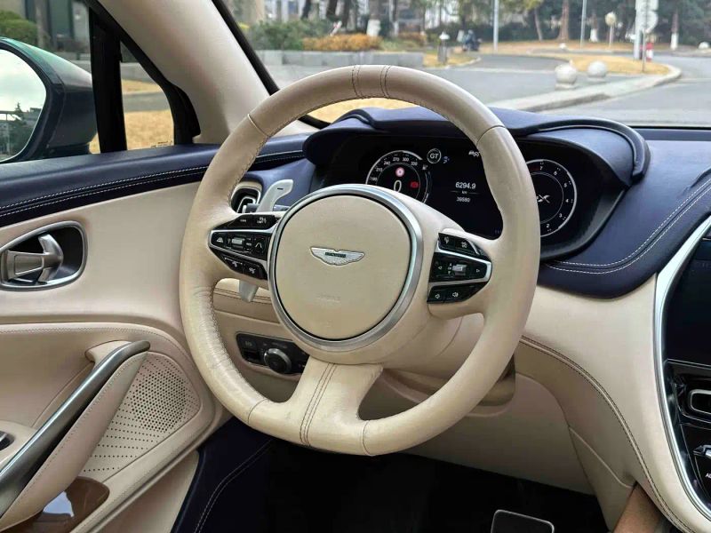 Aston-martin dbx