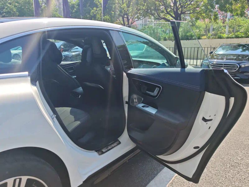 Mercedes-benz eqe