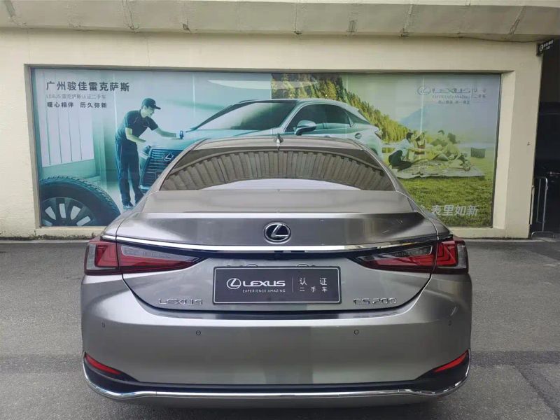 Lexus ES