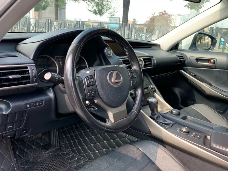 Lexus IS