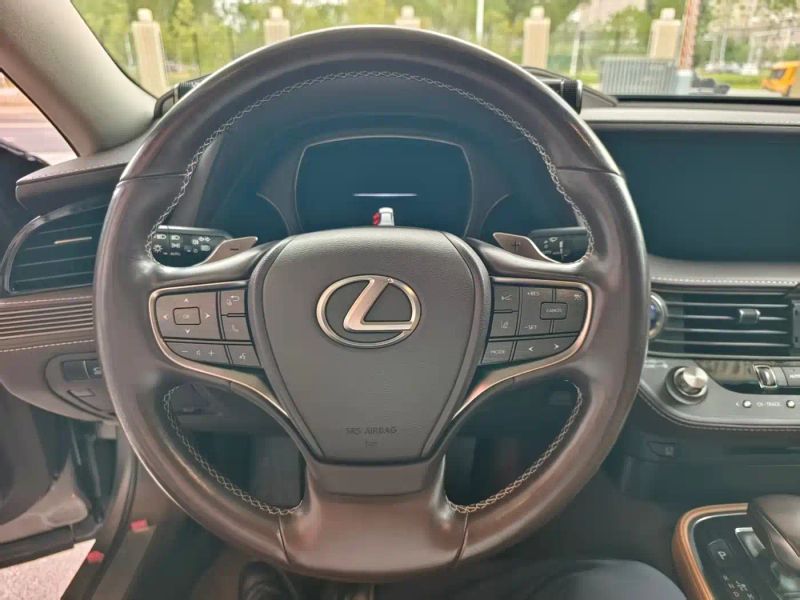 Lexus LS