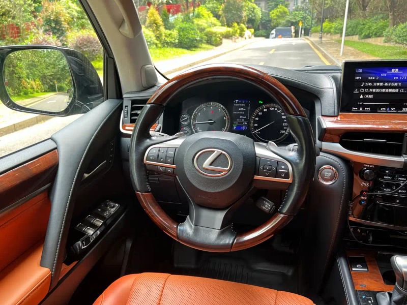 Lexus LX