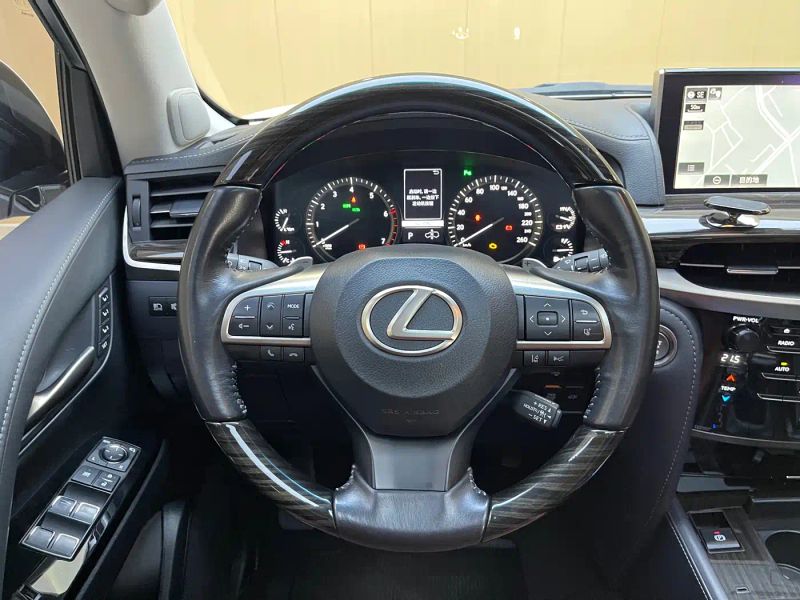 Lexus LX