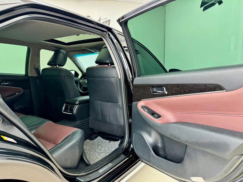 alphard crown