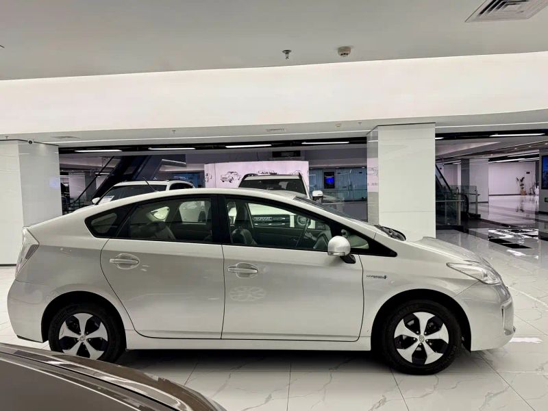 alphard prius