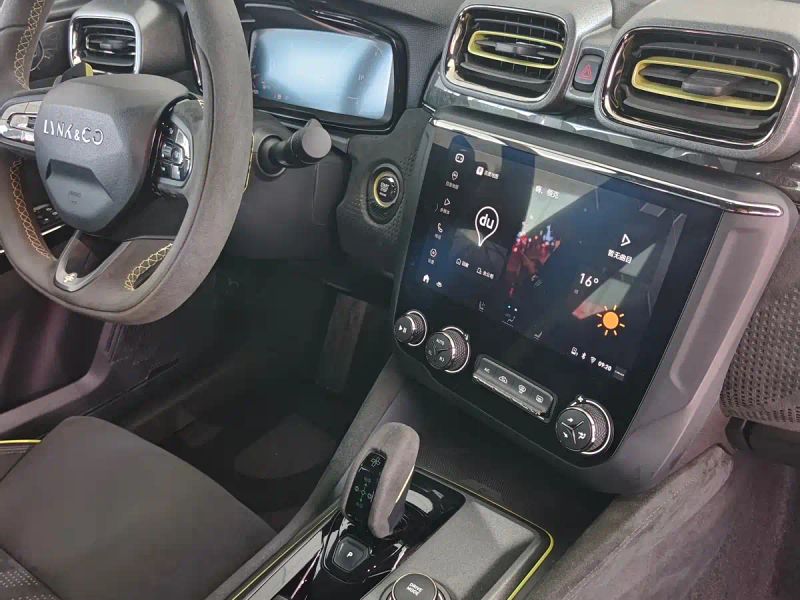 Lynk&co 03