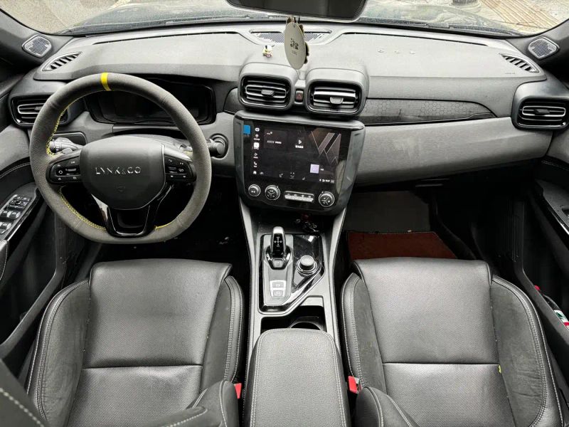 Lynk&co 03