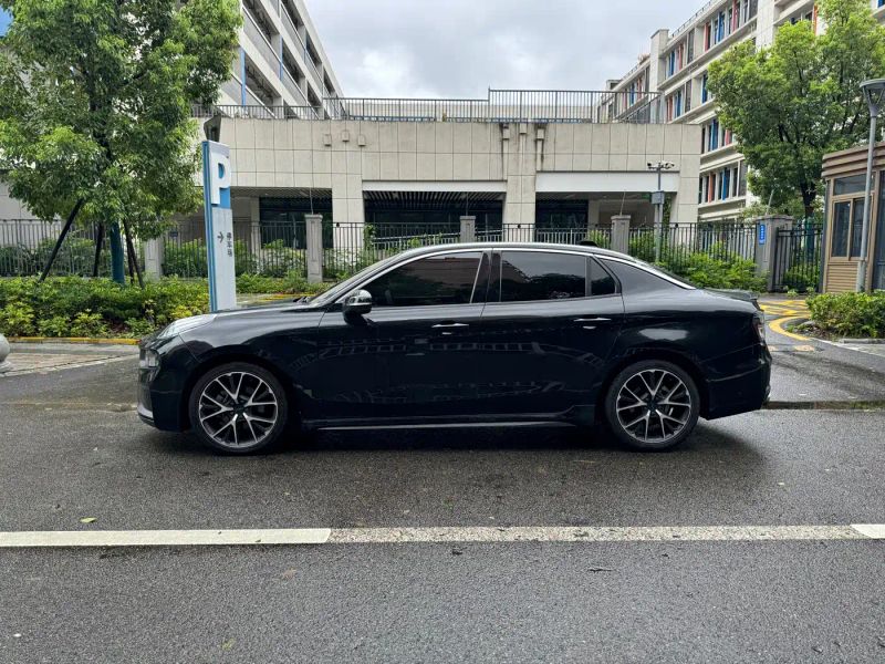 Lynk&co 03