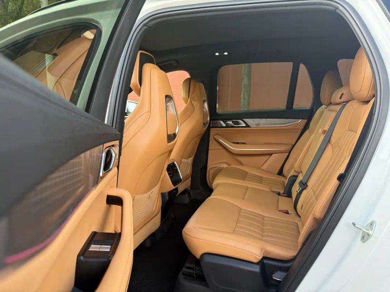 Lynk&co 09