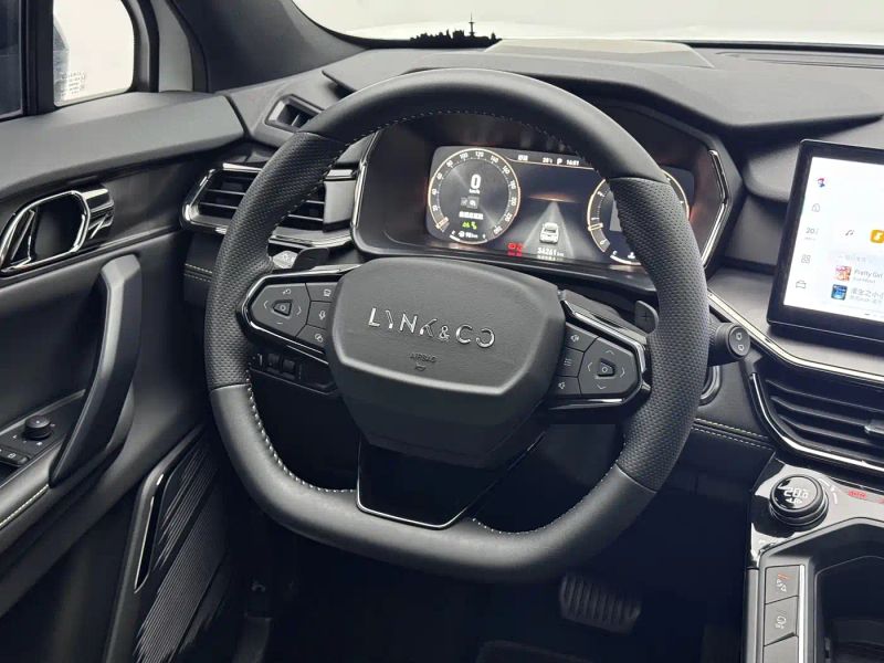 Lynk&co 06