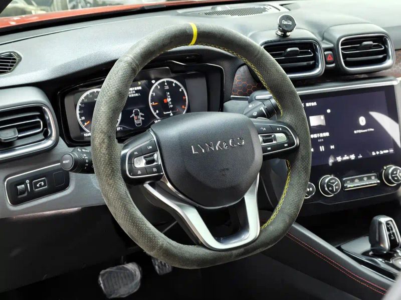 Lynk&co 03