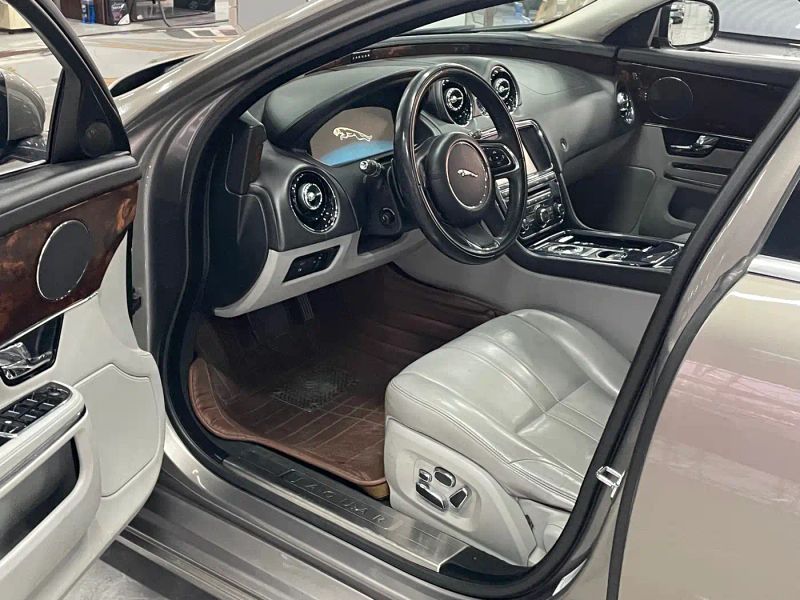 Jaguar XJ