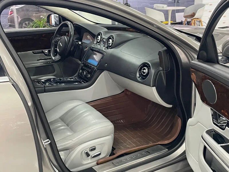 Jaguar XJ