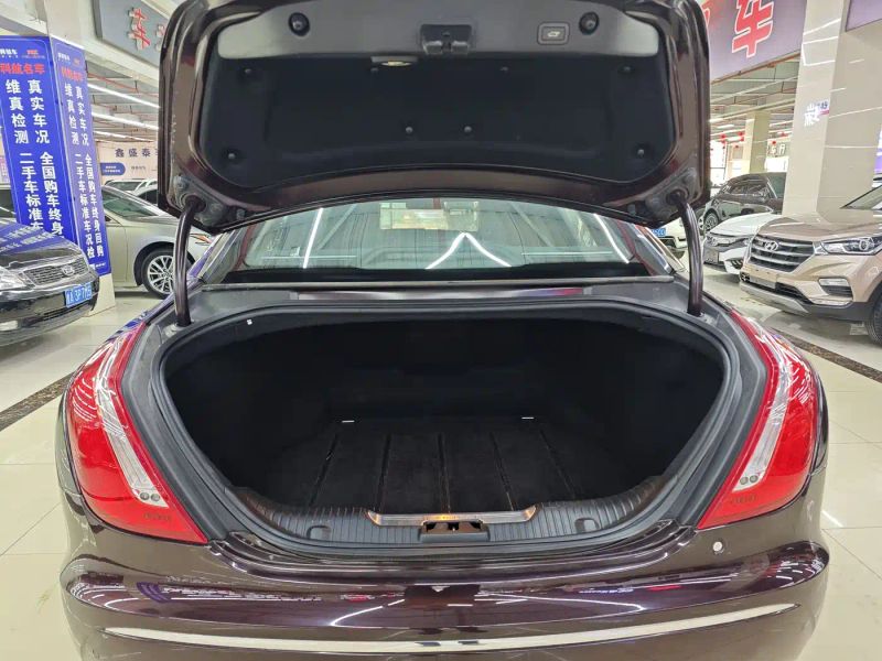 Jaguar XJ