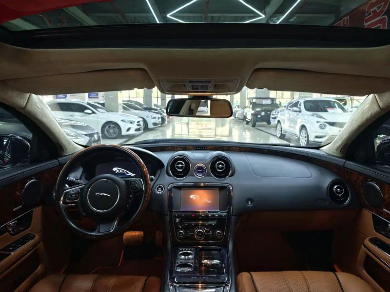 Jaguar XJ