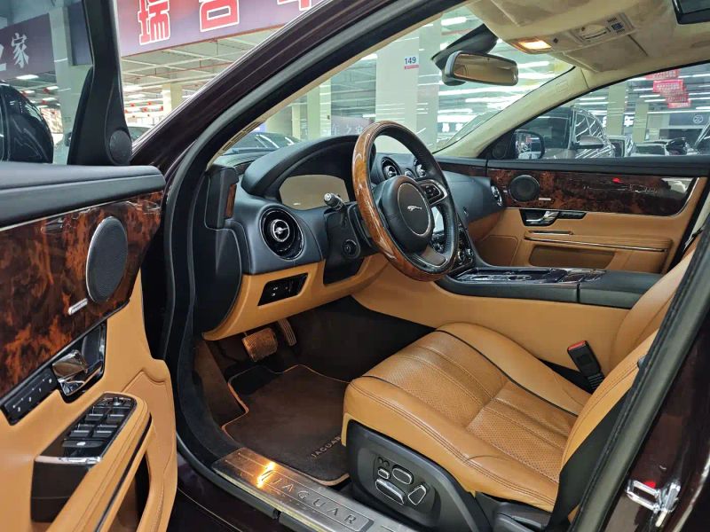 Jaguar XJ