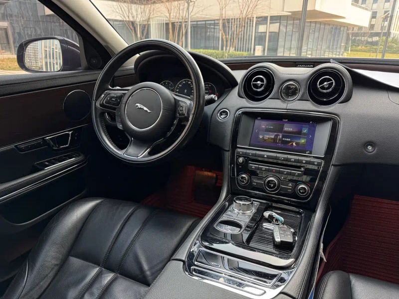 Jaguar XJ