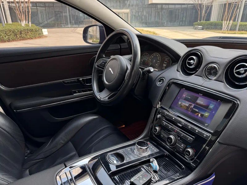 Jaguar XJ