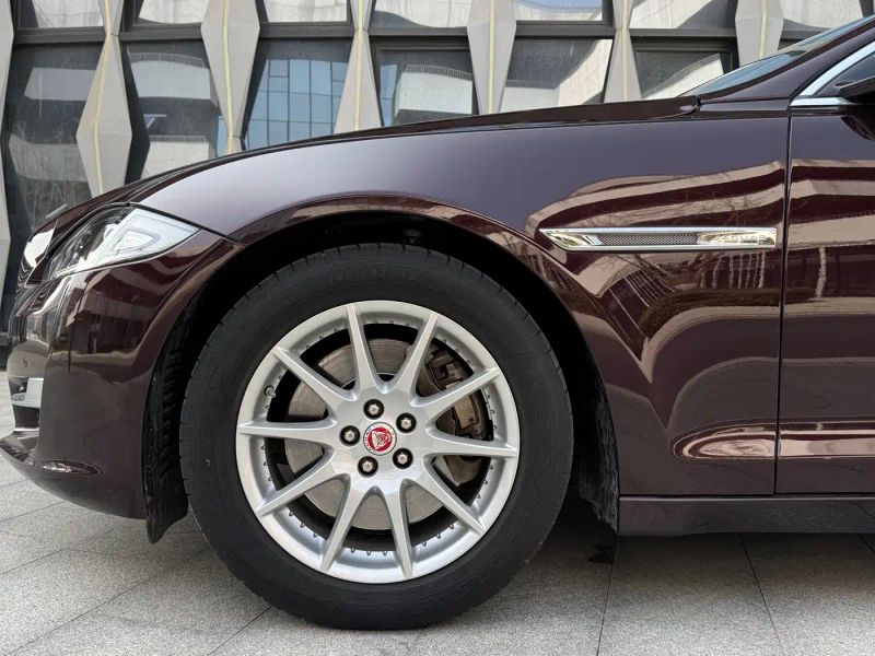 Jaguar XJ