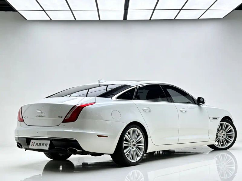 Jaguar XJ