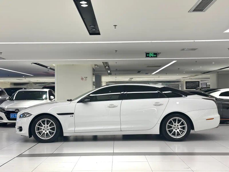 Jaguar XJ