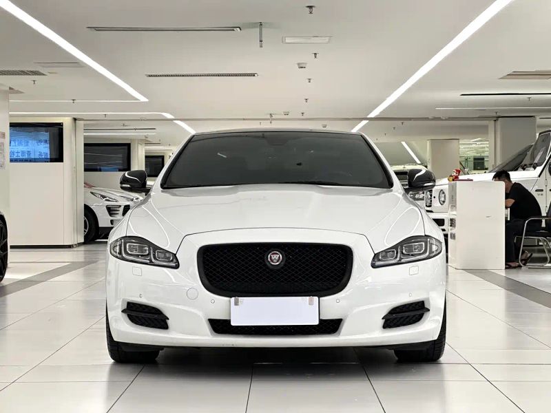 Jaguar XJ