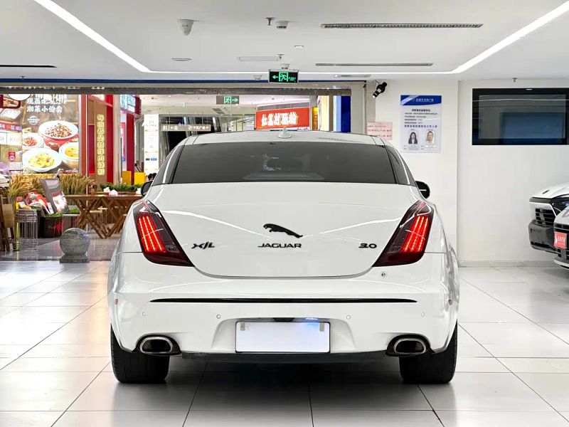 Jaguar XJ